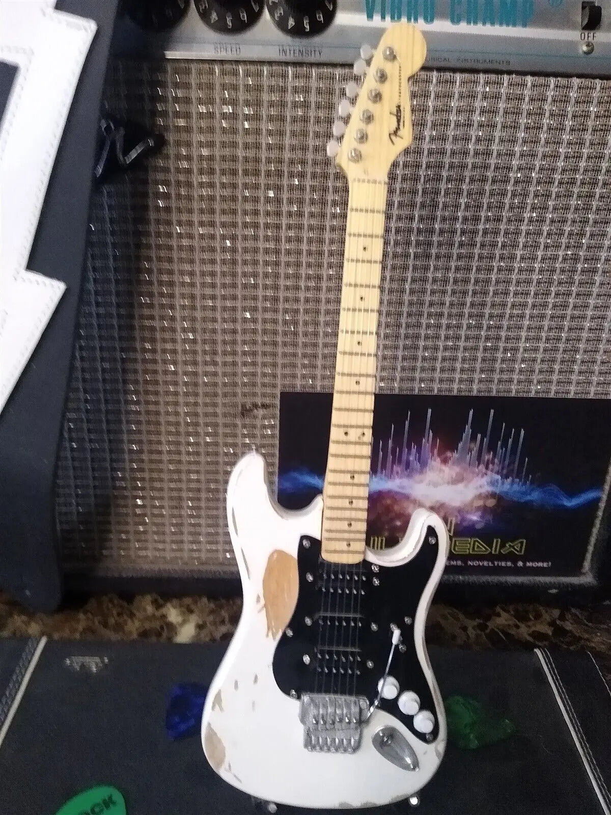 Mötley Crüe "Mick Mars - Distressed White Strat" Licensed Mini Guitar