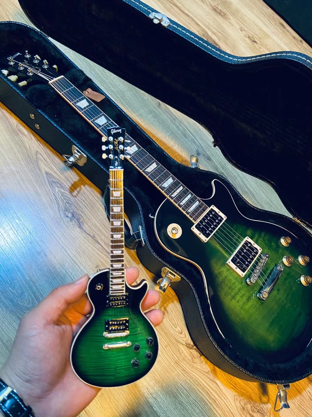 Guns N' Roses "Slash - Gibson Les Paul Standard Anaconda Burst" Licensed Mini Guitar - Mainstay Entertainment