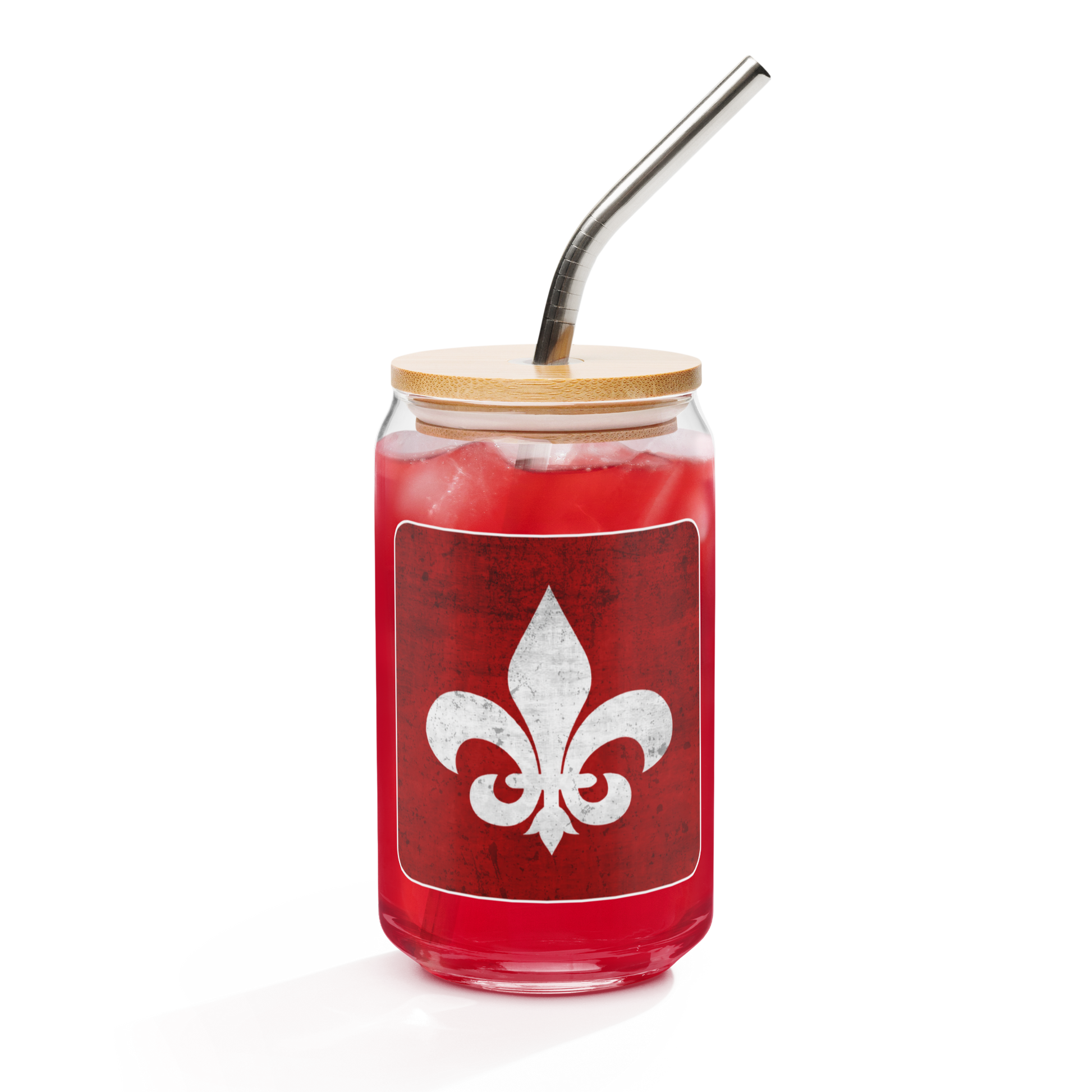 The Mainstay Entertainment "Fleur de Lis" Can-Shaped Glass is a 16 oz jar with a wooden lid and metal straw, featuring a white fleur-de-lis on a red distressed background. Perfect for serving iced drinks in style.